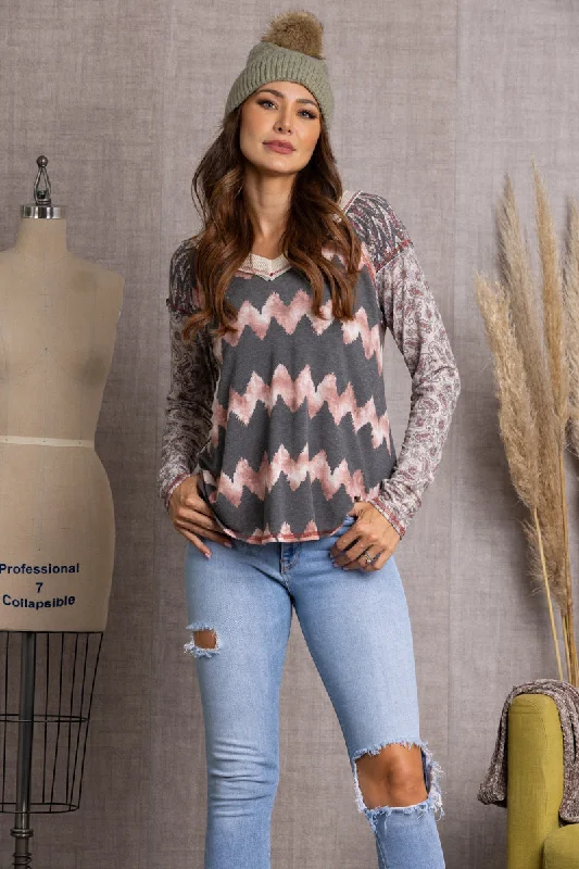 TT3700B-MULTI ZIG ZAG PRINT V-NECK TOP